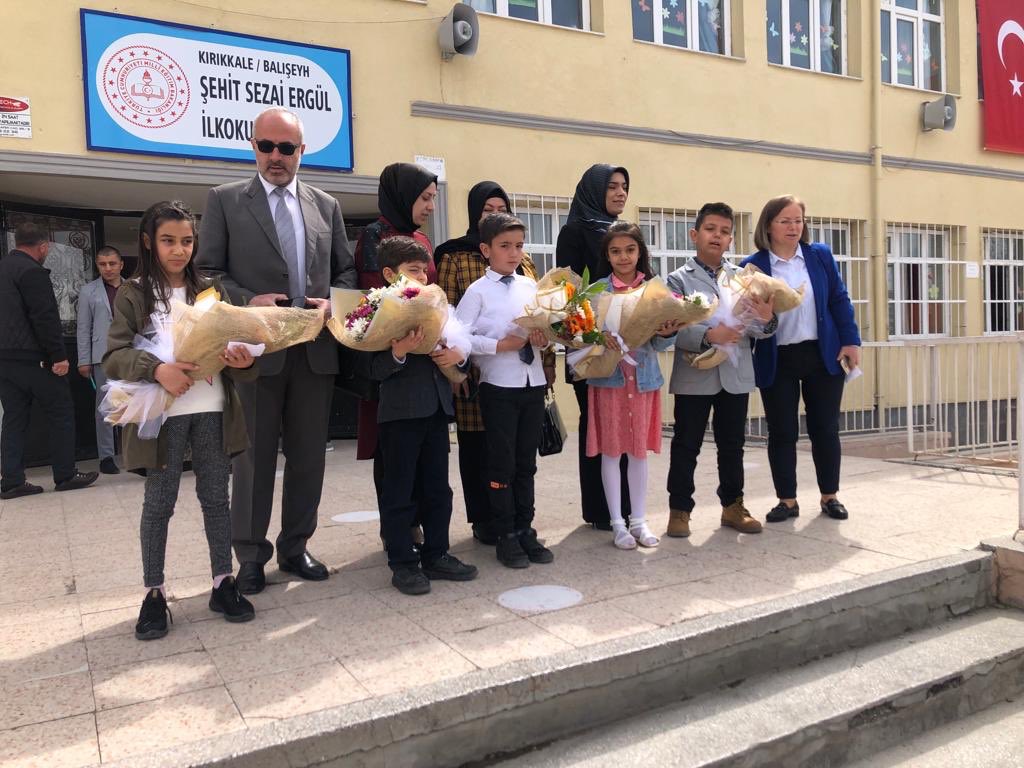 BalSehit's tweet photo. 23 Nisan’da öğrencilerimiz temsili makamlara oturup bir saatliğine de olsa Kaymakam, Belediye Başkanı, İlçe Jandarma Komutanı, Emniyet Amiri ve Milli Eğitim Müdürü oldular. Makamın gerçek sahipleri öğrencilerimize çeşitli hediyeler verdiler. https://t.co/ZRj8P7DQOJ
