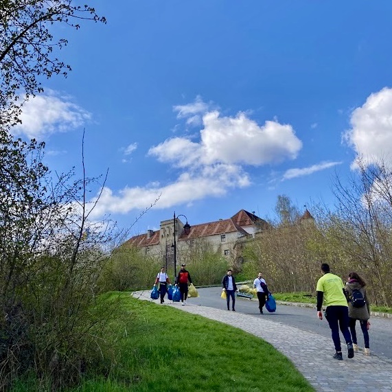 OracleHealth's tweet photo. Happy Earth Day! Throughout this week, our associates have been hard at work volunteering to care for our planet at more than two dozen events in communities throughout the world.

Thanks to everyone for all your hard work this week! #VolunteerAppreciationWeek https://t.co/mlknAyifXU