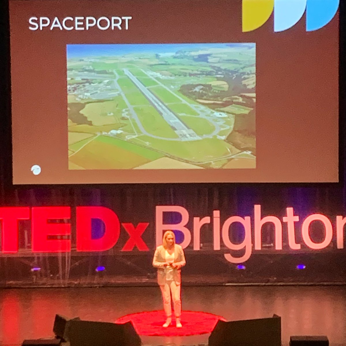 RussellWriting's tweet photo. A day that includes a talk featuring spaceports is a good day. Thank you @MelsGoodSpace, @SpaceCornwall &amp; @TEDxBrighton. #brighton #goodspace #tedx #spacetravel https://t.co/5q64mITjnc