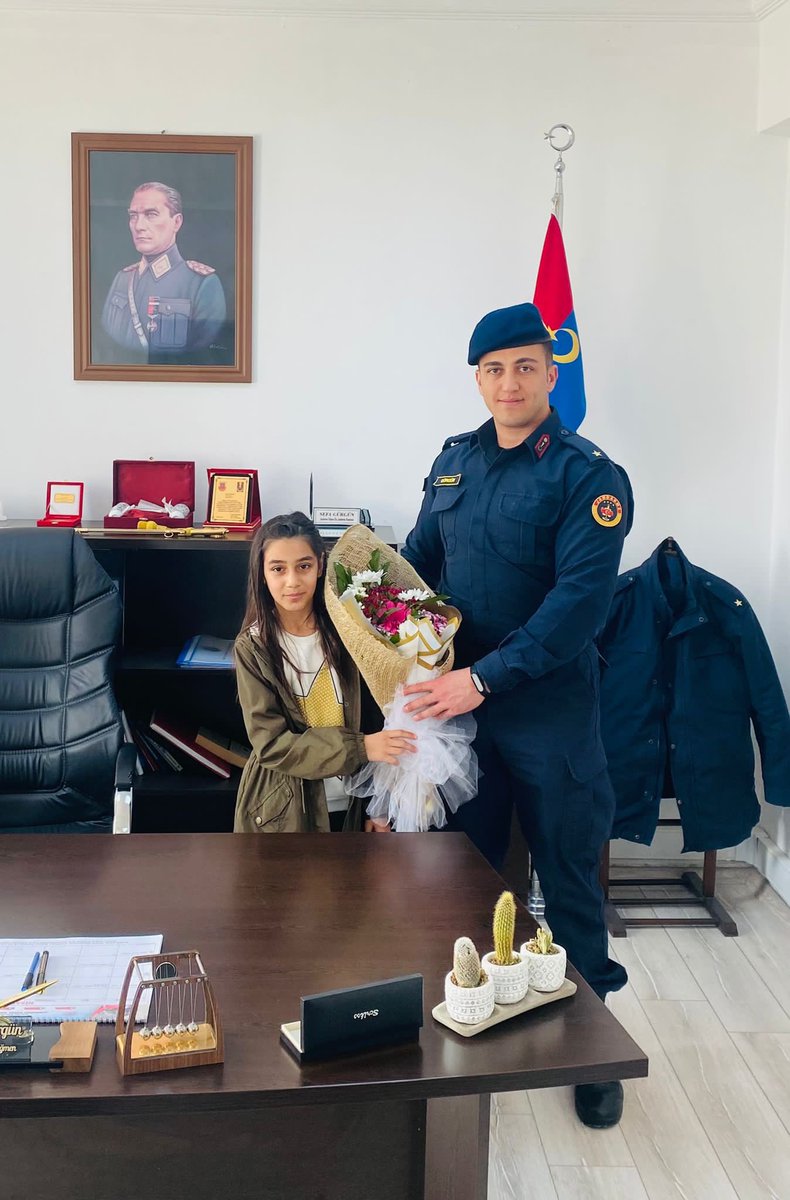 BalSehit's tweet photo. Öğrencilerimiz 23 Nisanda temsil edecekleri makamlara ellerinde çiçekleriyle gittiler ve makamları bir saatliğine  çiçeklerle teslim aldılar. https://t.co/VO2YYcWVe6
