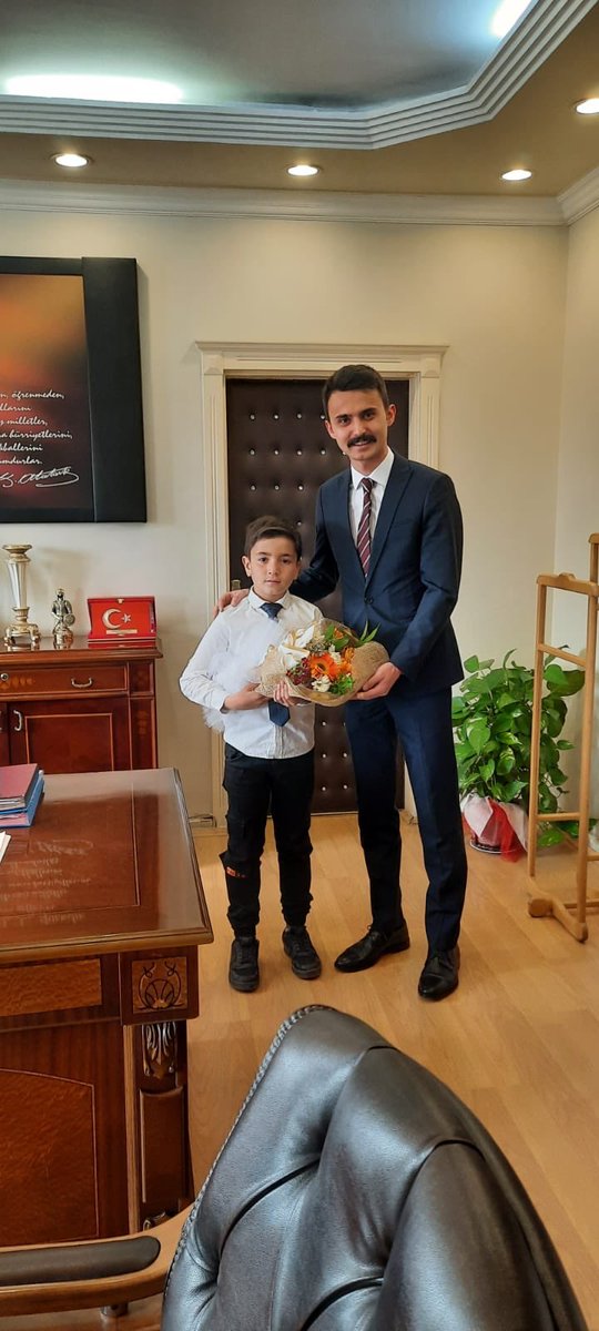 BalSehit's tweet photo. Öğrencilerimiz 23 Nisanda temsil edecekleri makamlara ellerinde çiçekleriyle gittiler ve makamları bir saatliğine  çiçeklerle teslim aldılar. https://t.co/VO2YYcWVe6