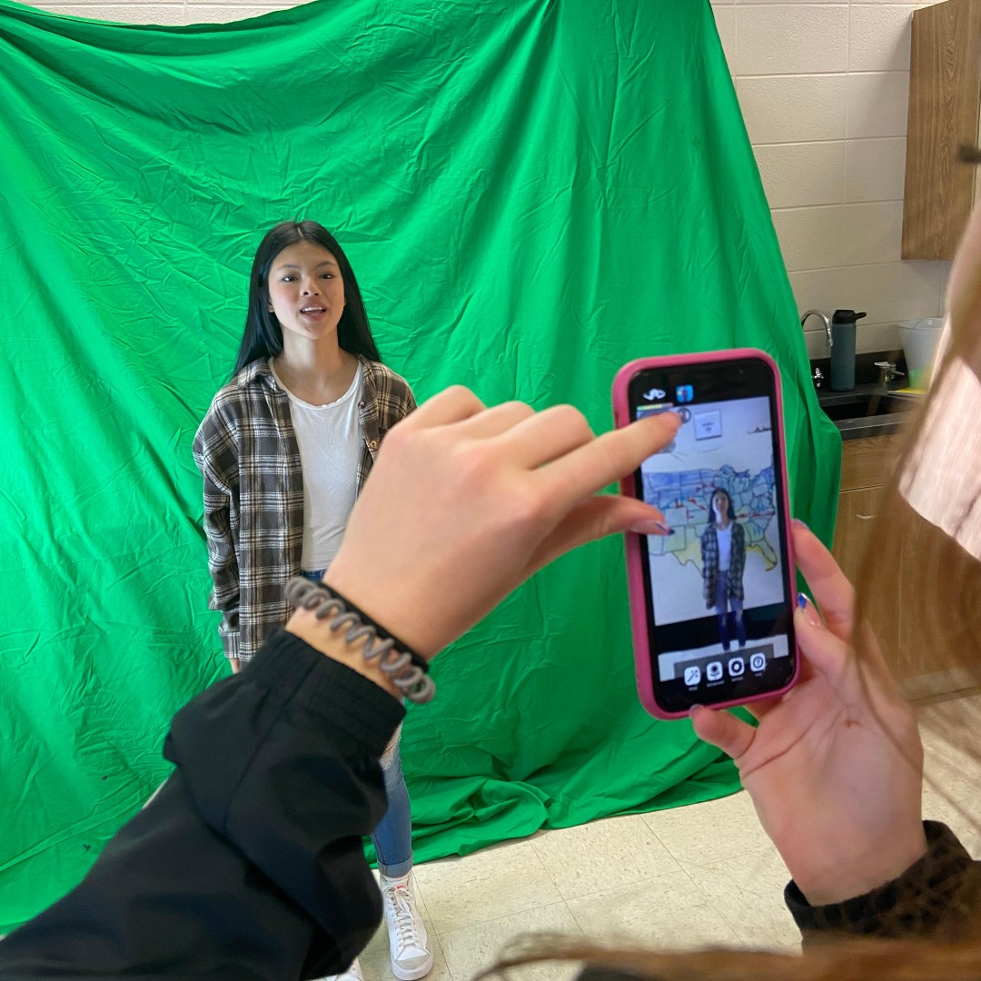 ReedsSpringHS's tweet image. Students in Ms. Berry's class picked a city and state and are doing a weather report videos over the weather in their place! Watch out @KY3StormTeam #WolvesAtWork #AcademicExcellence #HighClassScience #ONEwiththePACK