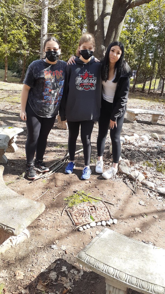 Mrs_Morra's tweet photo. Grade 7/8 students creating Art from Nature for Environmental Symposium Day 2 @MsgrLeoCleary #pvncECOhope https://t.co/Iki9NaDrAt