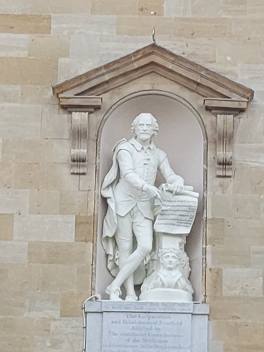 #Shakespeare is looking magnificent at the Town Hall in #StratforduponAvon after his restoration. Tomorrow's birthday celebrations should be very good indeed 😁.