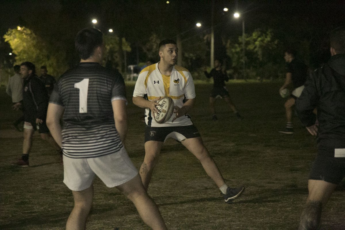 lauravelascook's tweet photo. Anoche acompañamos un entrenamiento del @FlorestaRugby, que desde hace 17 años realiza un gran trabajo de inclusión social a través del deporte, pero que aún no tiene predio propio y hace más de 2 meses espera un permiso de GCBA para usar el polideportivo del Parque Avellaneda. https://t.co/roFQv4AwXS