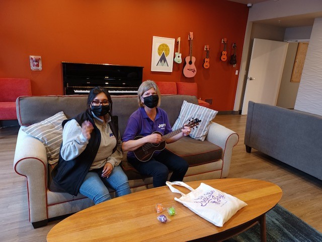 Our JoyRx Music specialists love bringing the healing power of music to the families staying at Portland-area Ronald McDonald Houses. During our monthly in-person visits, families rotate through the living room to request songs, sing along, and enjoy the music! 🎵 @rmhcoregon