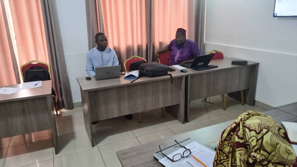 CenafodGuinee's tweet photo. Réunion Préparatoire à la participation citoyenne pour une  transition inclusive et réussie en République de Guinée. Le chronogramme a été présenté par le Coordo National de la @COCEG_GN M.Bangaly Camara au Représentant Pays @NDIGuinee M.Paul Amegakpo.
CP: Traoré @LEJEPAD https://t.co/cUn1eegf1W