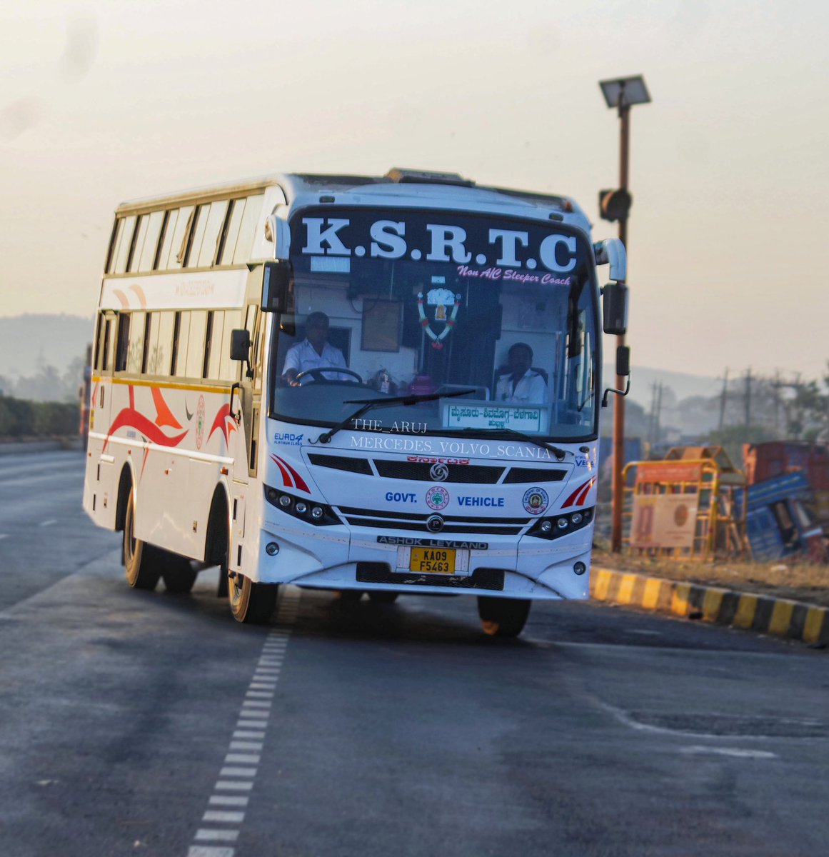 ARUJ_GURAV's tweet photo. KSRTC PRAKASH VEGA NON AC SLEEPER ARRIVES BELGAUM FROM MYSORE .
.
.
.
. 

#pune #kolhapur #mumbai #india #karnataka #bangalore #bengaluru  #travel #tourism #Telangana #Maharashtra #bus #PhotoOfTheDay #photography #india #BusSimulator21 #scania #volvo #VolvoIndia #ac https://t.co/dQtspPqipP
