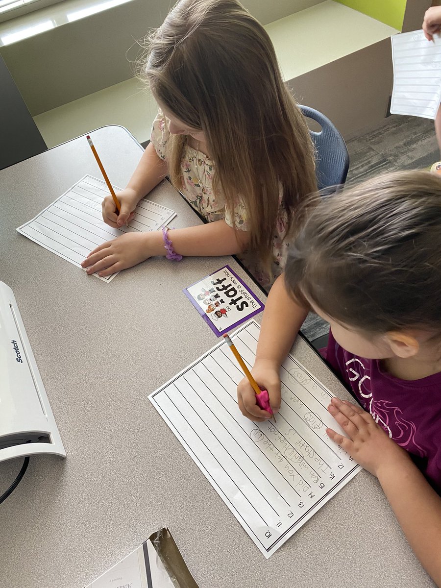 MsGreenwood5861's tweet photo. Write the room with floss words! @Cassell_Park #isdfirst https://t.co/8i6UI8ThPK