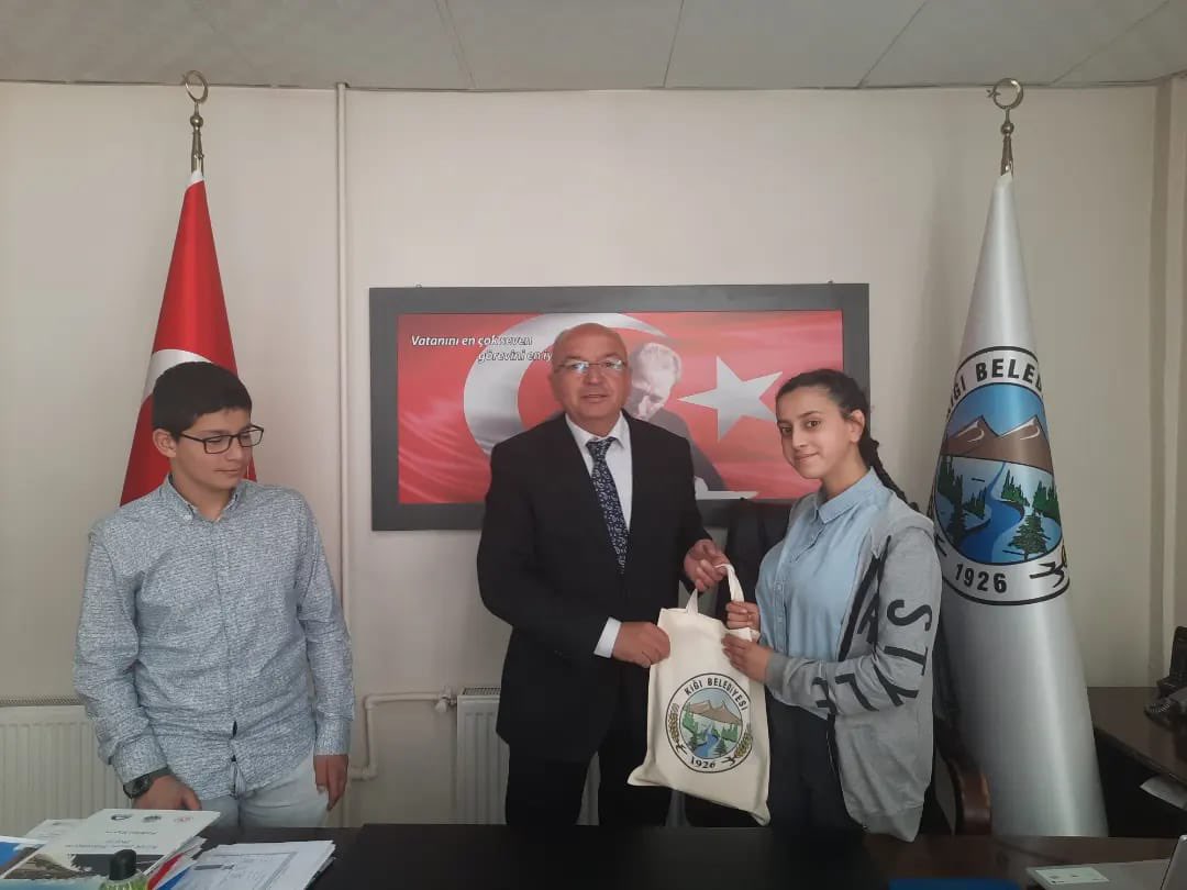 KigYat's tweet photo. 23 Nisan Ulusal Egemenlik ve Çocuk Bayramı nedeniyle çocuklarımızın temsili olarak yönetici koltuğuna oturmaları töreninde İlçe belediye Başkan vekilimiz Sayın Hasan AKÇİÇEK’i makamında ziyaret ettik. Bugün söz geleceğimizin teminatı olan öğrencilerimizde @KigiBelediyesi https://t.co/MLrcUPdtgQ