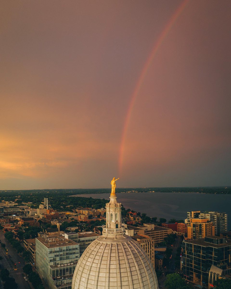 TheSamLi's tweet photo. Happy Earth Day! A perfect time to showcase how beautiful Wisconsin is and a reminder to appreciate and protect the land around us. https://t.co/cIhXJn71wG