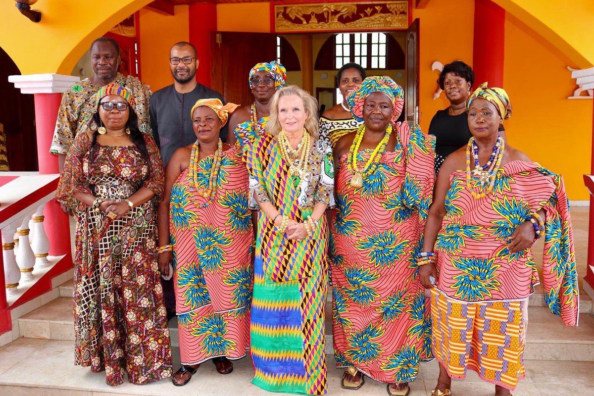 En fin de mission en Côte d’Ivoire, Mme <a href="/AnneLemaistre/">Anne Lemaistre</a> a été reçue par la communauté N’zima Kôtôkô. Elle a dressé un bilan des grands chantiers du Bureau de l’UNESCO à Abidjan et a rendu hommage au Roi Nanan AMON Tanoe