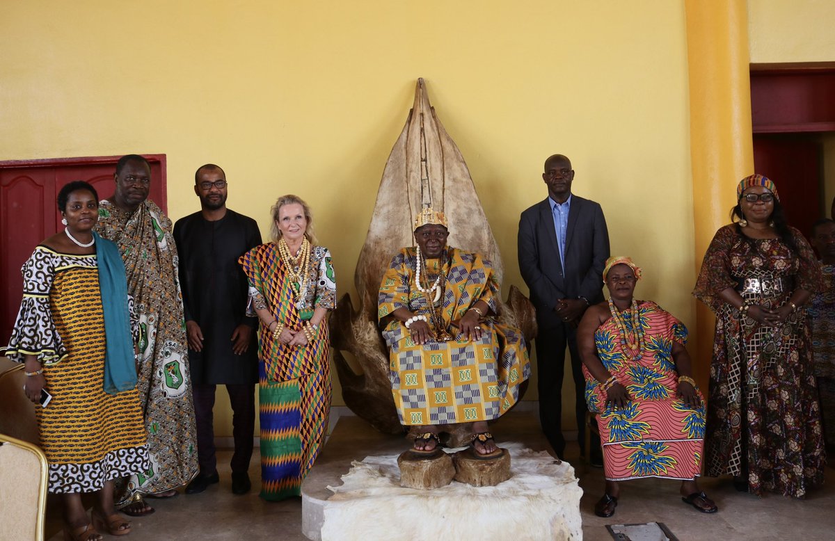 UnescoCIV's tweet photo. En fin de mission en Côte d’Ivoire, Mme @AnneLemaistre a été reçue par la communauté N’zima Kôtôkô. Elle a dressé un bilan des grands chantiers du Bureau de l’UNESCO à Abidjan et a rendu hommage au Roi Nanan AMON Tanoe https://t.co/bqZByswPXV