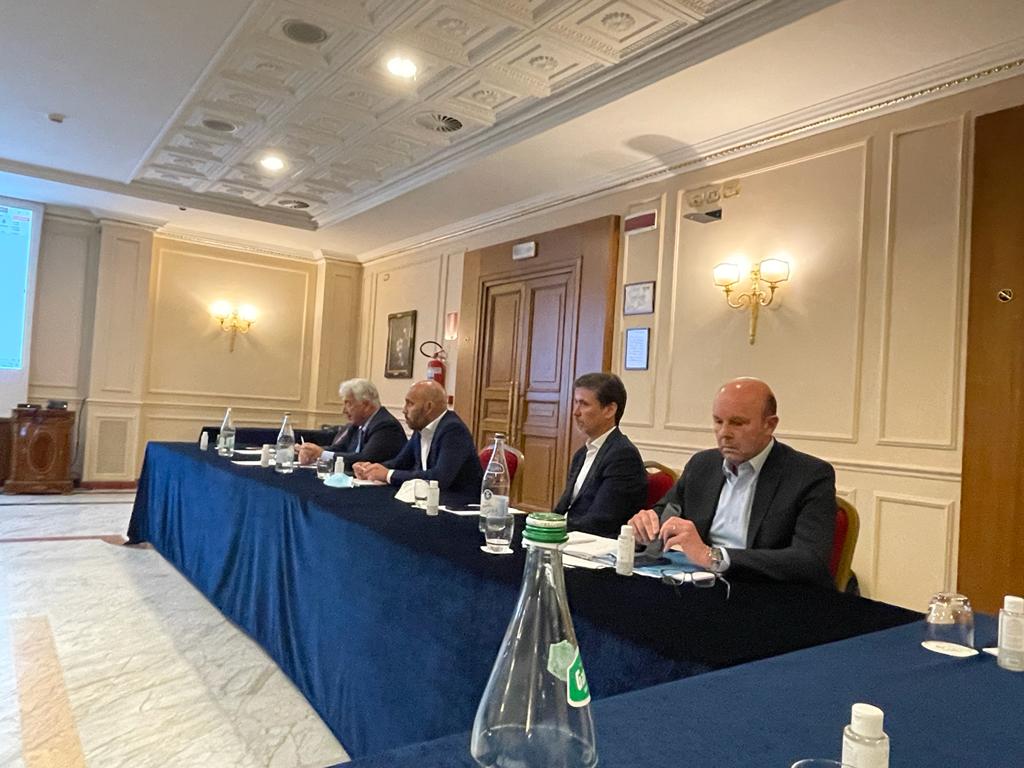 ciro_sinatra's tweet photo. Grazie di cuore a Dalmesse e alla famiglia Falco per l'ospitalità! Proficua assemblea dei soci @univendita, abbiamo confermato dati in crescita nonostante le tensioni internazionali e uno spirito di squadra esemplare tra le aziende associate, conclusa con piacevolissima serata!😊 https://t.co/dqFtqt92Ga