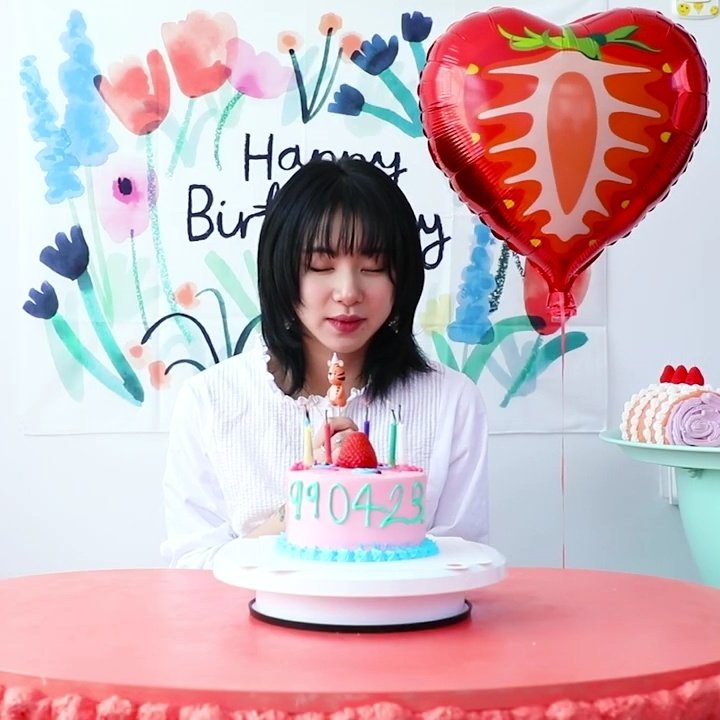 chaeyoungspics's tweet photo. our birthday girl https://t.co/qmMDCpLjNH