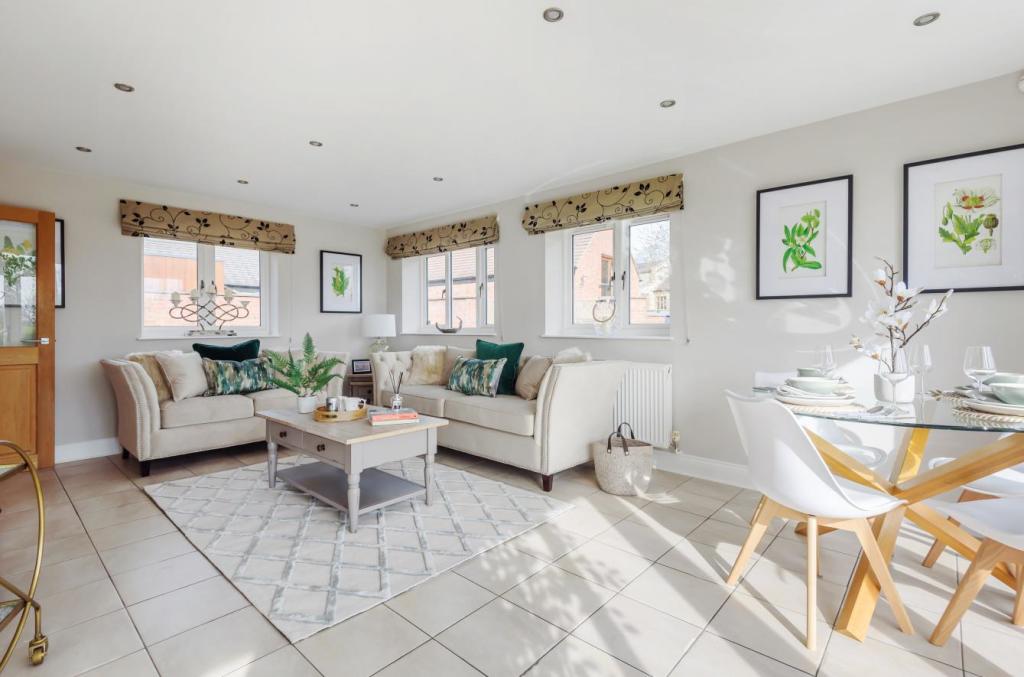 DeniseHomeStyle's tweet image. SOLD on the first weekend of viewings substantially over guide price.

When stagers and agents work together the results are a win win for all concerned.

Staging by @DeniseHomeStyle and marketing by @HowkinsLLP