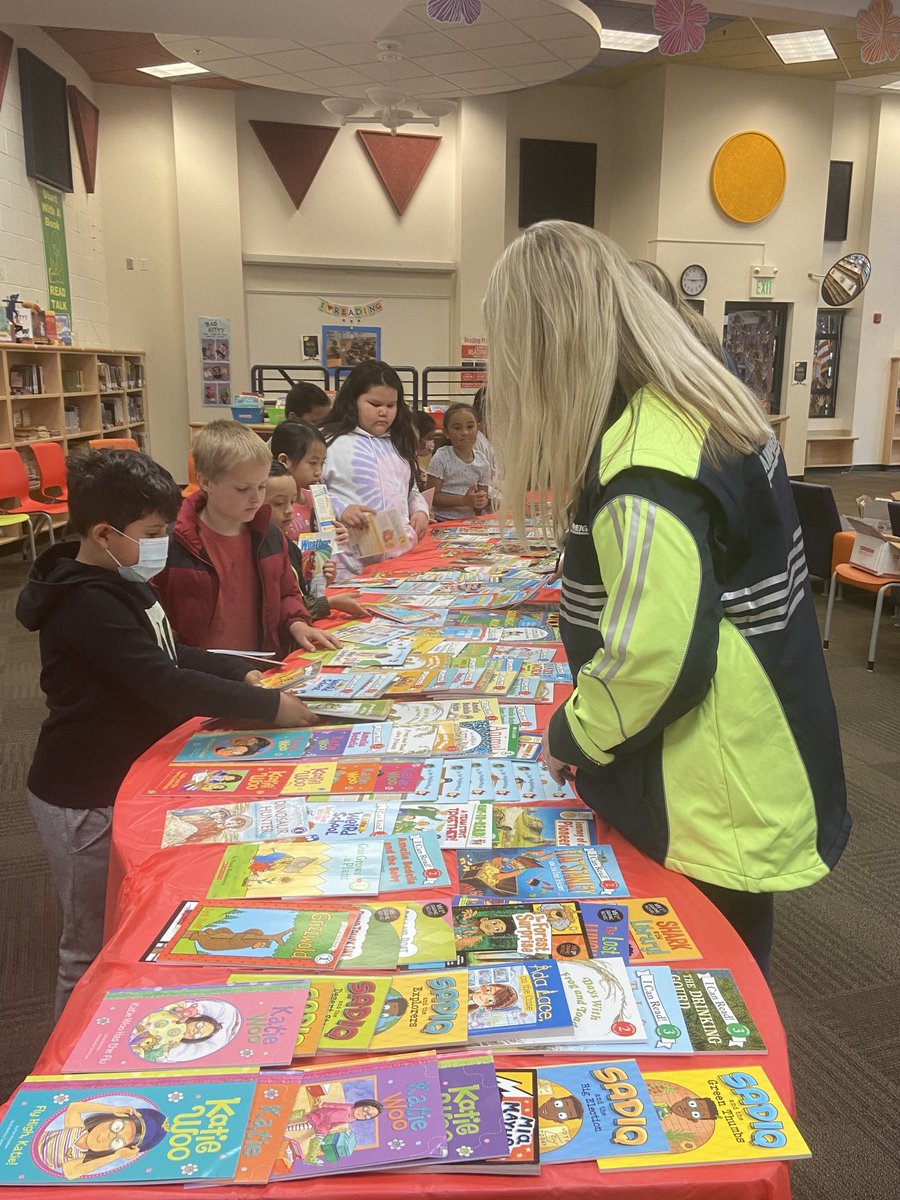 escalantelib's tweet photo. Books in Homes and Mainfreight are here to give students books to build their home libraries! https://t.co/7NQx674EPK