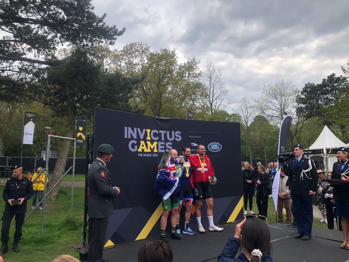 💛🖤 | Great applause for all medal winners from the road race male IRB3 final! 🥇Monnier - France 🥈Muir - Australia 🥉Henriksen - Denmark #InvictusGames #IG22