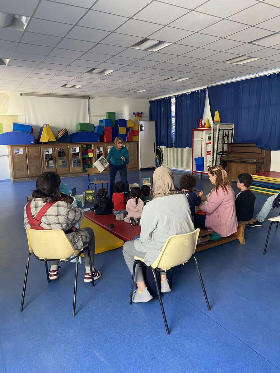 CEPortes20e's tweet photo. Avant dernier jour de la #Semainedelalecture dans les écoles de la Cité Educative. Retrouvez en images l’atelier lecture de contes Parents/Enfants à l’école 18 Maryse Hilsz et la bourse aux livres organisée par les parents délégués de l’école 4 Eugène Reisz. #contes #CE20 https://t.co/peSCKD4GiK
