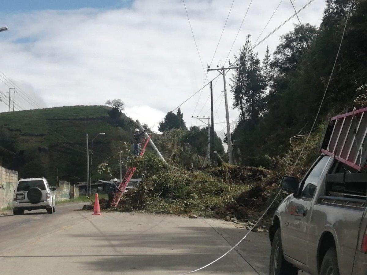 paulramirez1991's tweet photo. Procedemos a la limpieza de deslizamiento que incluye poste de energía eléctrica en el sector de Inganilla. Conduzca con precaución https://t.co/QTJ99lcyiB