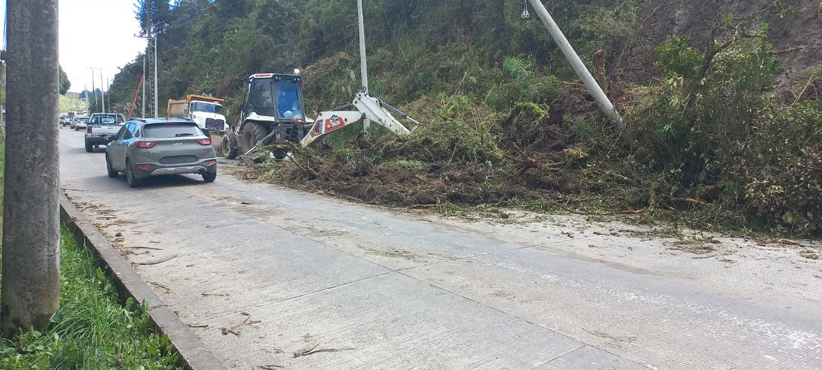 paulramirez1991's tweet photo. Procedemos a la limpieza de deslizamiento que incluye poste de energía eléctrica en el sector de Inganilla. Conduzca con precaución https://t.co/QTJ99lcyiB
