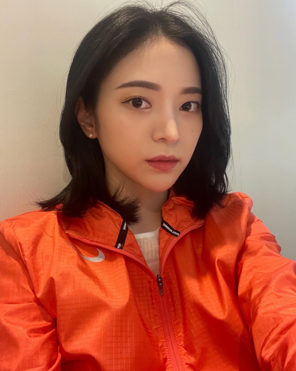 220422| hx2yun_ instagram güncellemesi:

"İşe giderken makyaj yapmayalı uzun zaman oldu🤔"