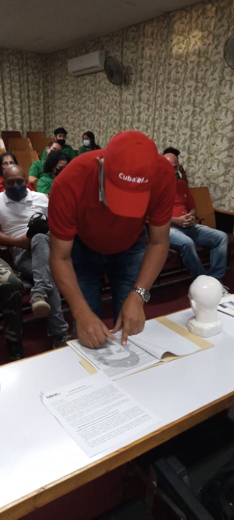 EmpresaCubatel's tweet photo. Firma del Código de Ética de los Cuadros de #CubatelSA, en el Museo Playa Girón.
Comprometidos con los principios patrios y con el proceso de informatización.
#AbrilDeVictorias @MINCOMCuba @GEIC_DICE @JavierG78246455 @Ignacio66796359 @Walbert86836849 https://t.co/B3FypkcT8U
