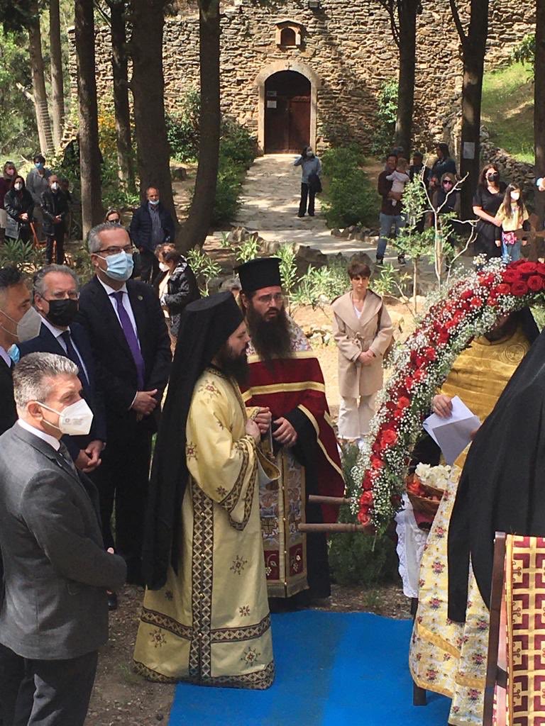 Η λύπη του θανάτου, η προσδοκία της  Ανάστασης και της ελπίδας. 
Μεγάλη Παρασκευή στη Μονή Αστερίου στον Υμηττό και στα κοιμητήρια του Δήμου μας. 
Καλή Ανάσταση.