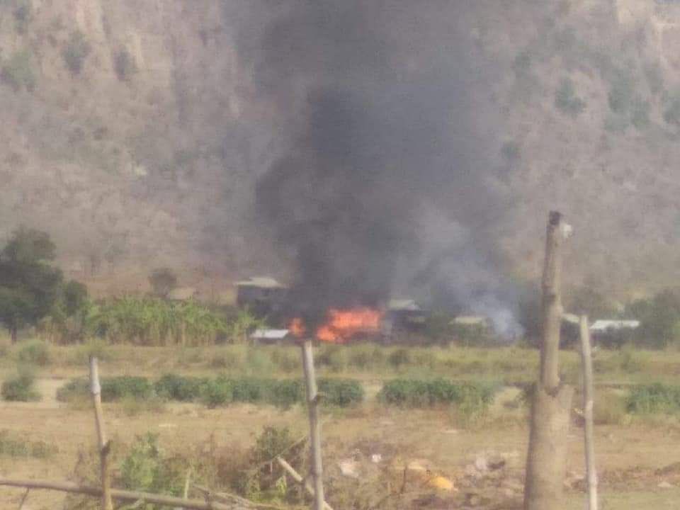 PaingMinLwin2's tweet photo. SAC troops and PyuSawHtee raided Pyarthone village, Mingin tsp, Sagaing division yesterday, looted the valuable things, then, burnt down 4 civilian houses and a shop, reportedly.  #GenocidalMilitary #2022Apr22Coup #WhatsHappeningInMyanmar https://t.co/tYopaZOaHp