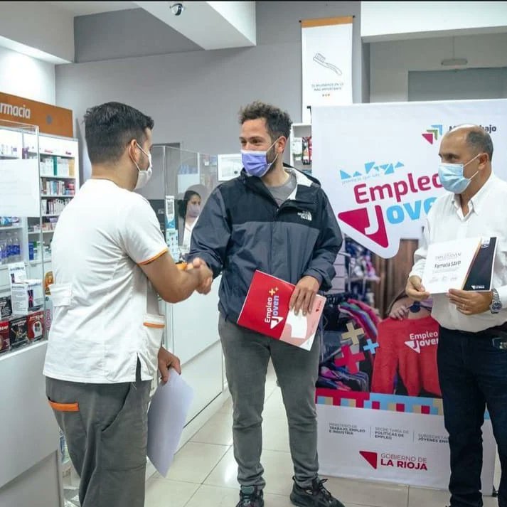 Cafri_larioja's tweet photo. ▶️ Desde #CAFRI felicitamos a Farmacia Sayp por el compromiso social con los jóvenes y el desarrollo de empleo genuino.
📝 Francisco se incorporaron de manera formal luego de 6 meses de pasantias por medio del programa #EmpleoJoven impulsado por @Empleojovenlr https://t.co/9xgD9egtAt