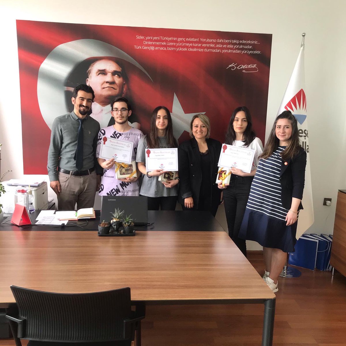 koglu_ozgen's tweet photo. MSÜ sınavında dereceye girerek bizleri gururlandıran öğrencilerimiz @irem.ppolat @mirayokmen @alprn_akkyngl_ ile sınav,başarı ve gelecek üzerine güzel bir sohbet ettik. Başarı belgelerini takdim ettik.♥️👏🏼 Yolunuz hep açık olsun gençler🌈 https://t.co/jgVDqAWnbN