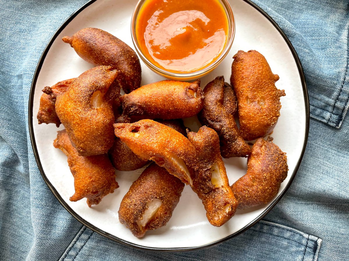 fnkitchen's tweet image. Corn Dog-Style Onion Wedges have the same fluffy, slightly crunchy batter as a corn dog and the juicy-sweet flavor of an onion ring 🤤🧅

Get @Gourmet_Gab’s recipe: foodtv.com/3j96VGY.