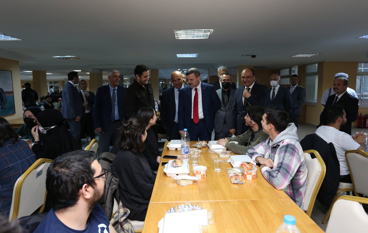 Rektörümüz Prof. Dr. Musa Yıldız, MEDİKO binasında yer alan öğrenci yemekhanesinde orucunu öğrencilerle birlikte açtı. Rektörümüze Öğrenci Konseyi Başkanı Alperen Uslu eşlik etti. Rektör Yıldız ve beraberindeki heyet, öğrencilerin masalarını gezerek öğrencilerle sohbet etti.