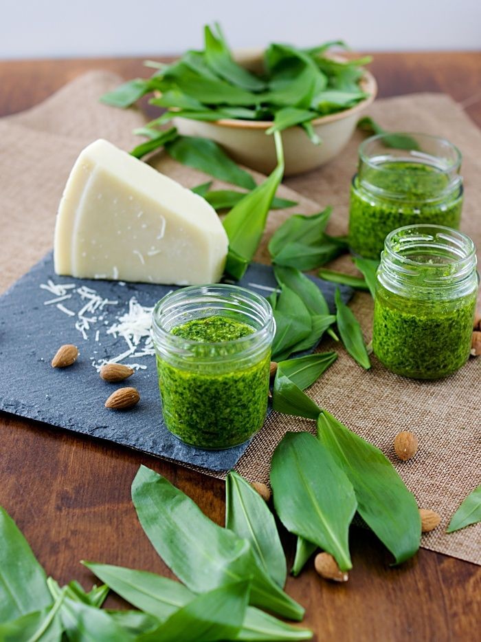 andrzej_szylar's tweet photo. Wiosna, nadszedł czas na czosnek niedźwiedzi. Znacie? Używacie? 
Proponuję przepis na pesto:
-  200 g posiekanych liści czosnku niedźwiedziego 
- 100 g uprażonych migdałów
- 100 g tartego parmezanu
– 125 ml oleju rzepakowego
– łyżeczka soku z cytryny
Całość zmiksować w malakserze https://t.co/pYEXPpQqcs
