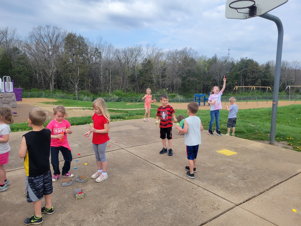 NikePrincipal's tweet photo. Kindergarten enjoyed their bubble celebration this morning. There were a lot of giggles and smiles.  #mvnation https://t.co/60h3YTiAIy