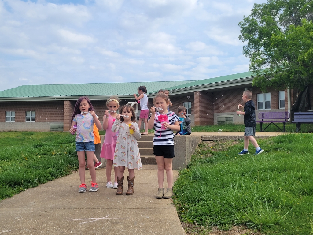 NikePrincipal's tweet photo. Kindergarten enjoyed their bubble celebration this morning. There were a lot of giggles and smiles.  #mvnation https://t.co/60h3YTiAIy