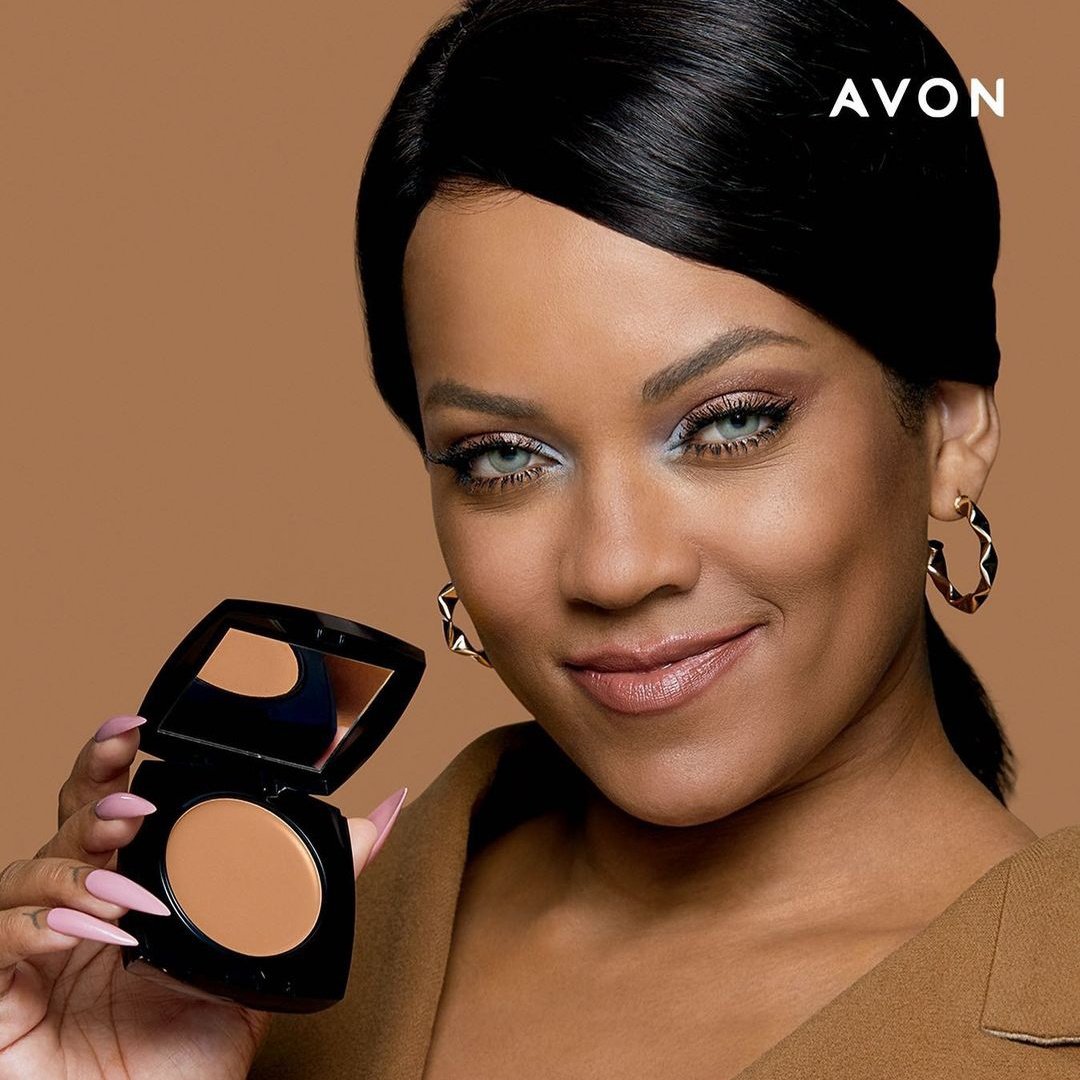 updatecultura's tweet photo. Para pagar enxoval, Rihanna se torna garota propaganda da Avon. https://t.co/yNFxYEZJ1D