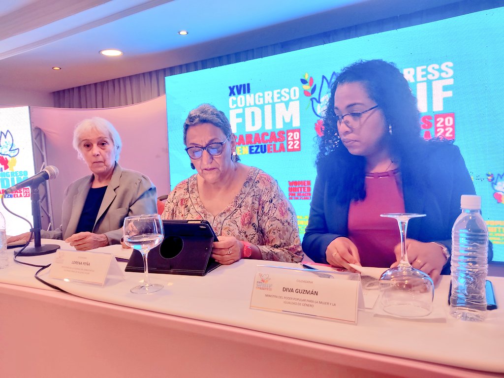 🟣 #AHORA La Federación Democrática Internacional de Mujeres ofrece una rueda de prensa en Caracas para presentar detalles de la agenda de su XVII Congreso bajo el lema:

♀️✊Mujeres unidas para erradicar la desigualdad y la violencia; por la paz y la salud del planeta.