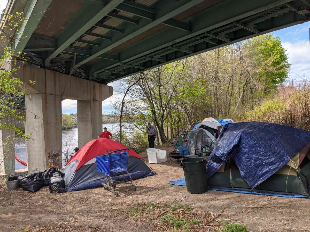 HHHomeless's tweet photo. Happy Friday! Most of us are celebrating the day and counting down the hours till we get off work and can go home.
But what about those who are down on their luck? Those with no current place to call home? 
https://t.co/zIF2gaLlRC to learn more! Have a great weekend.
#HHH https://t.co/AyCklKbipm