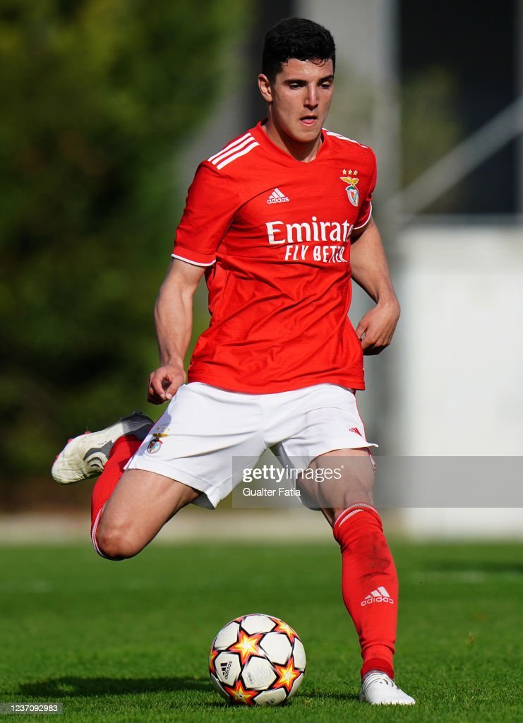 🇵🇹 MARTIM NETO (19)

🌟 Posiblemente, el MEJOR JUGADOR de esta edición de la @UEFAYouthLeague 

Mediocentro organizador. Buena técnica individual. Jugador con recorrido y muy peligroso desde la media distancia. 

Hoy ha abierto el marcador vs <a href="/juventusfc/">JuventusFC</a> 

🔜 FUTURO PROMETEDOR