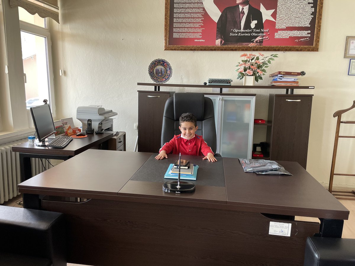 20kasimokulu's tweet photo. 23 Nisan Ulusal Egemenlik ve Çocuk Bayramı dolayısıyla makamını öğrencilerimize devreden İlçe Milli Eğitim Müdürümüz Sayın Hüseyin YALÇIN’a göstermiş oldukları misafirperverlikten dolayı teşekkür ederiz.
@KigiKaymakam @bingolmem @kigimem12 
#23NisanUlusalEgemenlikveCocukBayramı https://t.co/Fhpsrs6293
