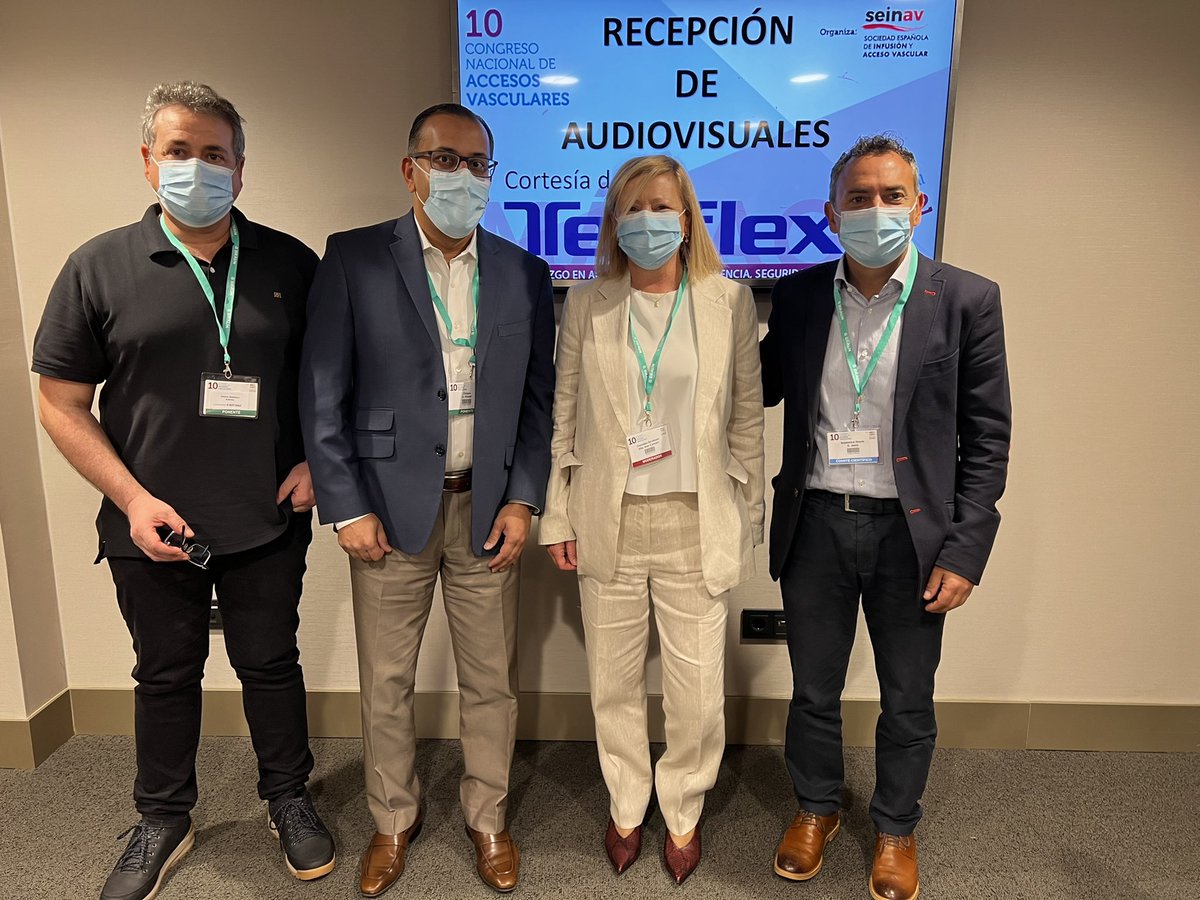 Posar  junto a los presidentes organizadores de SEINAV10 y al lado de <a href="/vineet_chopra/">Vineet Chopra</a> es un lujo ( a ver si se me pega algo)... pero que te saque tu presentación en un tweet ...no tiene precio.<a href="/SEINAV_/">Sociedad Española de Infusión y Acceso Vascular</a> <a href="/jesusbh/">Jesus BH</a> <a href="/anacarmengo/">Ana Carmen</a>