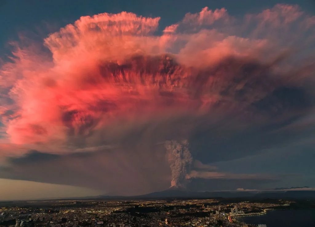 soymariche's tweet photo. El 22 de abril de 2015 hacía erupción el #VolcanCalbuco y la Patagonia Argentina se volvía a poner en alerta como con el #VolcánPuyehue 2011. Una vez más las cenizas 🌋🌩 @mavdrone https://t.co/UTNiAADEzi