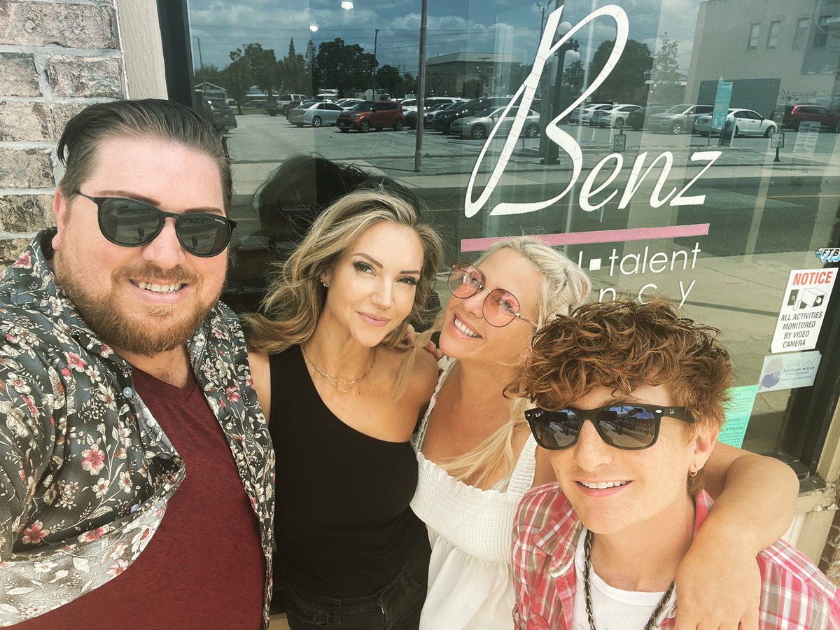 BenzModels's tweet image. Happy Friday from your favorite agents

( Ryan and Sydney are okay too 😂)

#teambenz #benztalent ⭐️⭐️⭐️