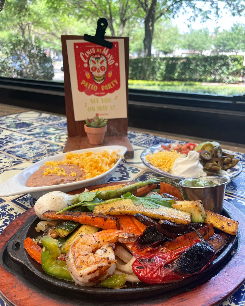 Friday’s are for Fajitas - we can smell the sizzle from a mile away! 🫑🌶🍤