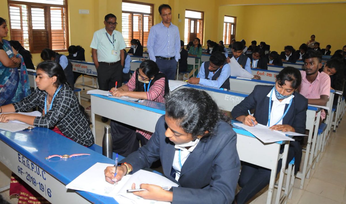 swaraj76's tweet photo. #IIPUC exams went off hassle free in #Tumakuru. DC Y S Patil at Empress junior college centre.
@AshwiniMS_TNIE 
@XpressBengaluru https://t.co/7ZFAKAV4Nq
