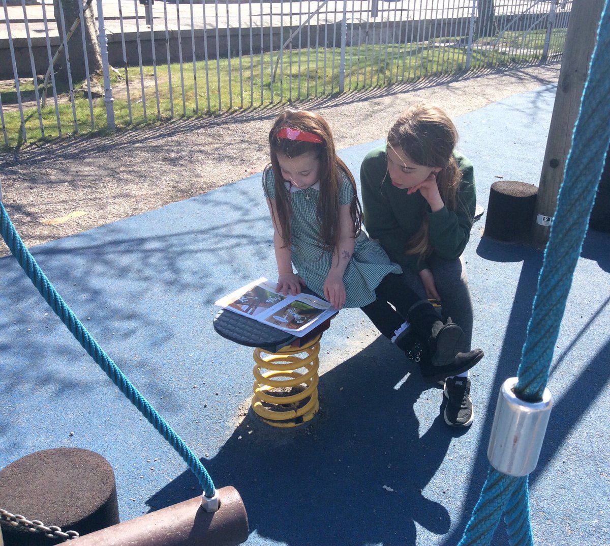 Buddy reading in the sun with our P1 buddies today. P1 read their reading books to P6 today! Fantastic reading P1! <a href="/SchoolBroomhill/">BroomhillSchool</a> <a href="/keithHe08076434/">Mr Hewitt P1</a> ☀️📕📘📒