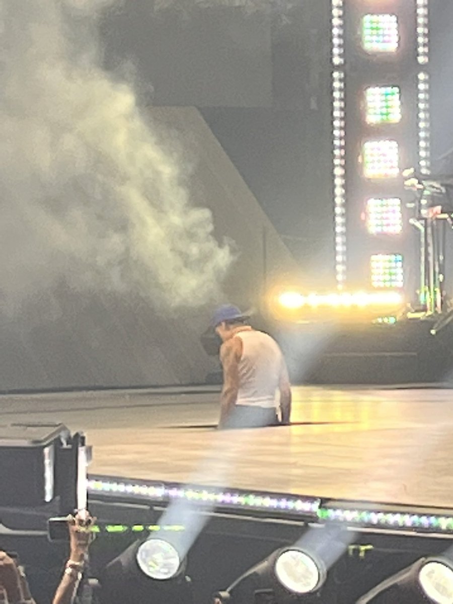 Dfluhlerrn's tweet photo. And just like that… he was gone. #JusticeTourIndianapolis #JustinBieber #beiberfever @justinbieber @logan_elyse24 https://t.co/bV2C9Hi23m