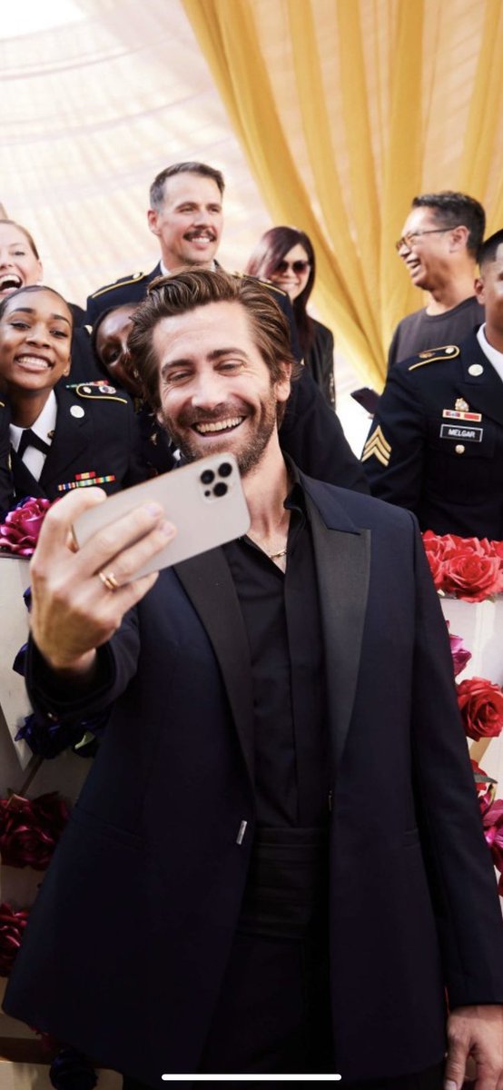 jakegyli's tweet photo. He’s smile 😫🖤.

#JakeGyllenhaal https://t.co/T3pcclmyJ7