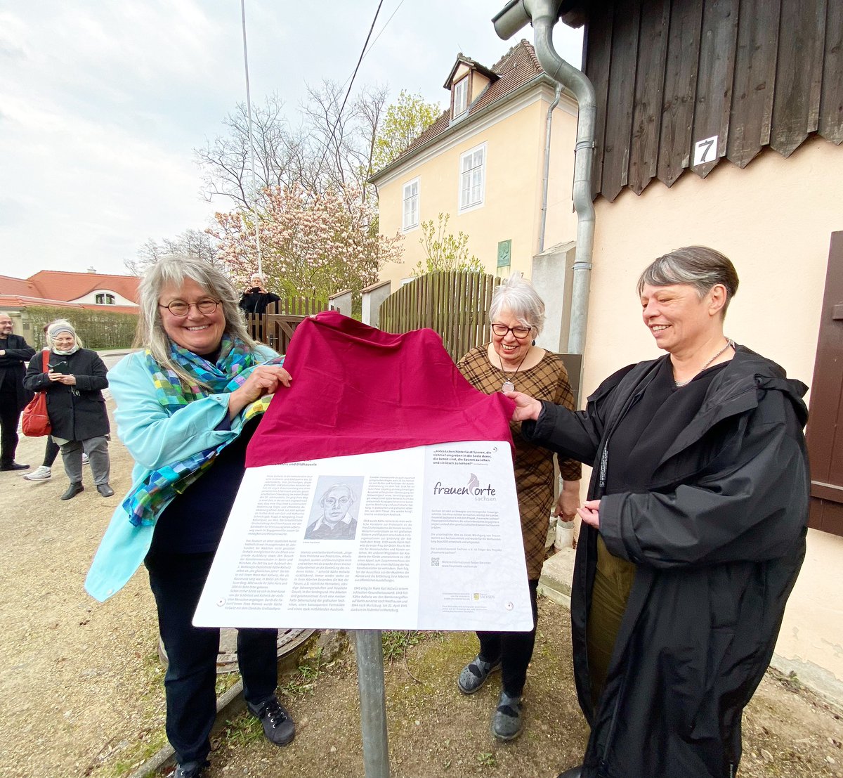 Heute in Moritzburg: Feierliche Einweihung einer Stele vor dem #KKHM durch den Landesfrauenrat Sachsen e.V. sowie Präsentation der «Porträtbüste #KätheKollwitz» von Margret Böning in Anwesenheit der Stifter Ursula Donner &amp; Heinz Koch.